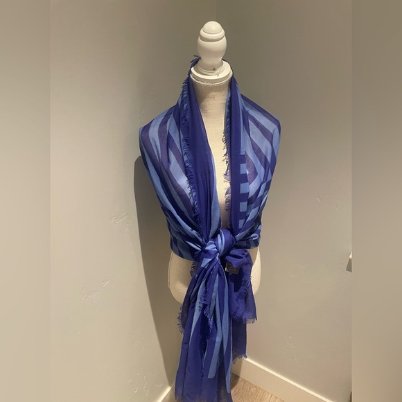 Vince Camuto Scarf with blue and light blue stripes and fringe detailing. - Picture 4 of 6